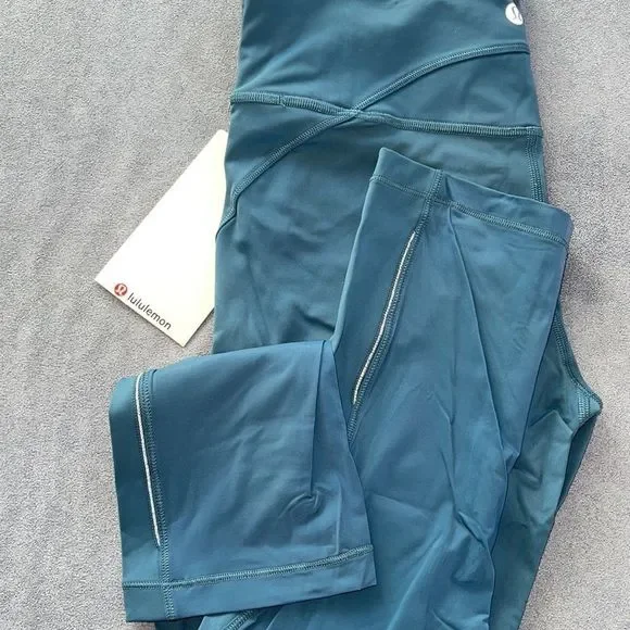 Lululemon hot pursuit HR crop 21” - Picture 5 of 7